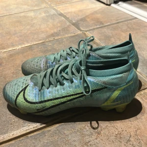 Nike mercurial - Det är ett par fotbollskor från Nike och en av dobbarna är av men det känns inte alls och inte så långt in. 