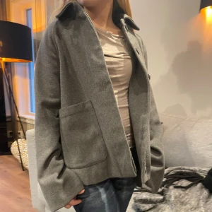 Grå höst/vårkappa - Grå, lite tunnare kappa från Vero Moda i storlek xs 💕Perfekt nu till våren när det börjar bli lite varmare💗