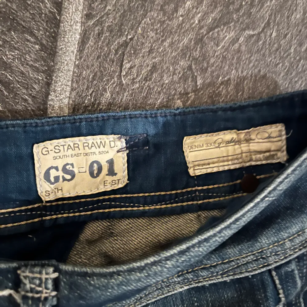 Hej, jag säljer nu dessa väldigt fina vintage jeans eftersom de har blivit försmå. De är i storlek 34 och har detaljer både där fram och där bak och ett hål på ena knät.. Jeans & Byxor.