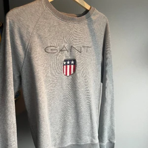 Gant Sweatshirt - Säljer min Gant tröja då den är för liten för mig Storlek M Skick 10/10 Nypris: 699 Mitt pris: 250