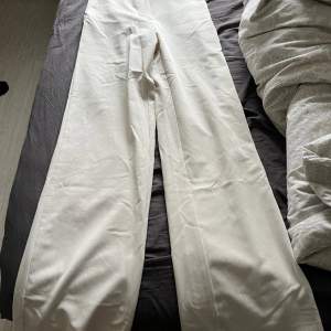 Säljer mina vita högmidjade kostymbyxor från H&M Inga defekter   Finns på fler sidor  