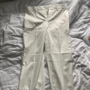 Zara - kostymbyxor - Vita kostymbyxor från zara som aldrig använtspå grund av att de var för små. Köptes och lämnades aldrig tillbaka. I nyskick med andra ord. Storleken är EU 38 vilket skulle motsvara en mindre M ungefär.