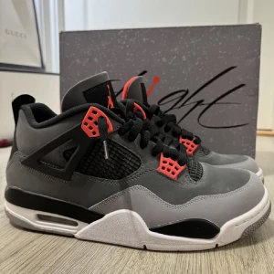 Jordan  - Säljer mina Jordan air 4 i färgen infrared. Använda två gånger så tänkte sälja de eftersom skor är till för att användas. Nya går för ca 4500kr så mitt pris är 1500kr. Men pris går alltid att diskutera. Självklart äkta vara så tveka inte att höra av er!