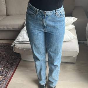  Jättefina raka jeans från monki. Passar S/M.  Möts upp i ulriksdal/ Solna, ev. Stan eller fraktar (köparen står för frakten). Kan sänka priset vid snabb affär! 