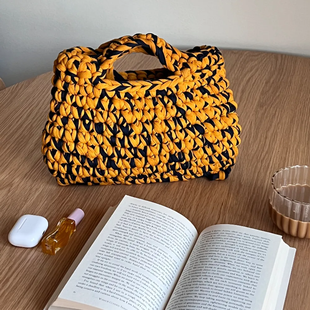 En fin virkade väska som du får enkelt plats med en sminkväska och mobil samt en bok om du vill 😉💗. Väskor.