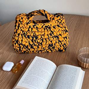 En fin virkade väska som du får enkelt plats med en sminkväska och mobil samt en bok om du vill 😉💗