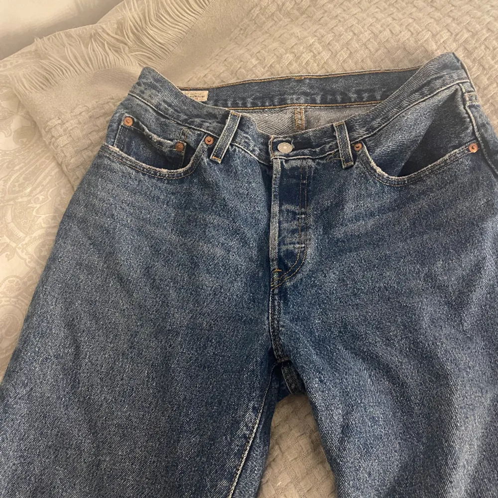 Säljer Levis jeans som inte kommer till användning och är i bra skick! Nypris 1300, inte helt säker på storleken men skulle säga att dem  passar S/M och ca 165-170cm 💕 dem är raka och midwaist i modellen, skriv för fler bilder. Jeans & Byxor.