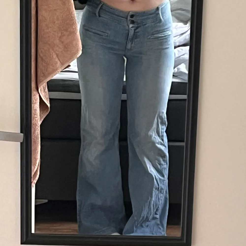 Jättefina ljusblåa jeans (vintage H&M), superbra skick! Storlek 38, bootcut/vid modell🙏🏼 Midjemått: 40 cm rakt över Innerbenslängd: 83 cm Bredd längst ner: 29 cm rakt över. Farkut & Housut.