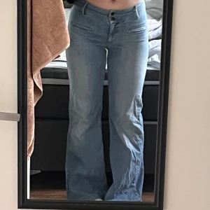 Vintage jeans - Jättefina ljusblåa jeans (vintage H&M), superbra skick! Storlek 38, bootcut/vid modell🙏🏼 Midjemått: 40 cm rakt över Innerbenslängd: 83 cm Bredd längst ner: 29 cm rakt över