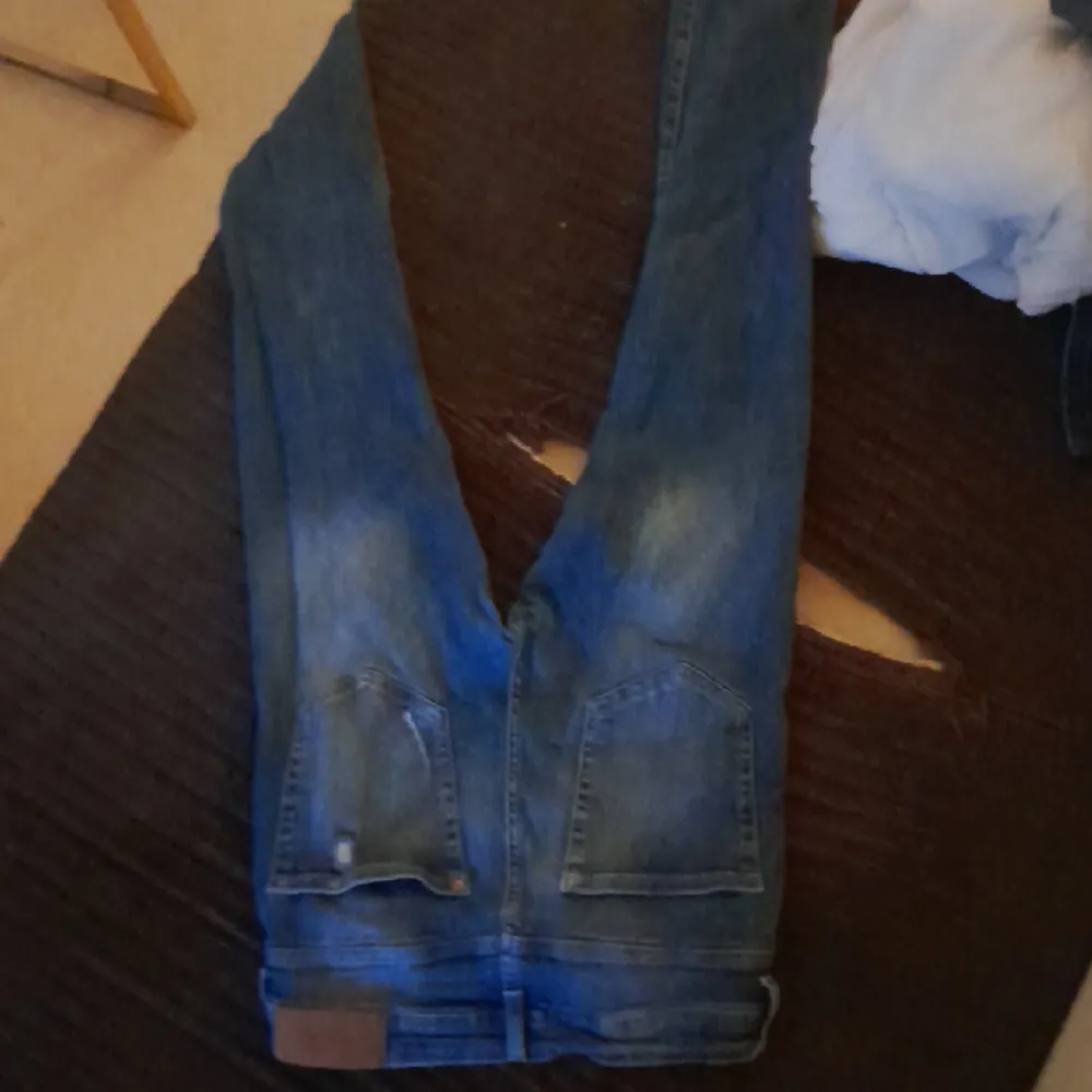 Skinny jeans med hål, väldigt gamla men it så använda. För intresse kom privat. Jeans & Byxor.