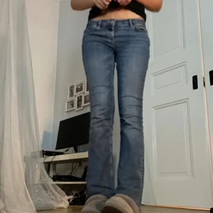 Lågmidjade bootcut jeans - Säljer mina knappt använda lågmidjade bootcut jeans ifrån zara. Jättefina och passar till allt.💞💞💞💞 köpta för 500kr säljer för 300