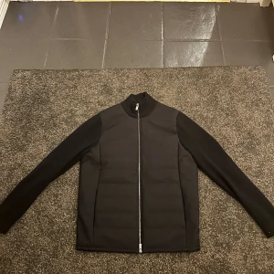 Massimo dutti cardigan  - Riktigt schysst cardigan från Massimo dutti, storlek M. Är använd men är i ett grymt skick! Nypris 1300 men jag säljer den för 799