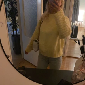 Stickad tröja - Mysig gul stickad tröja i storlek s ifrån zara. Den är max använd 5 gånger och är i fint skick.