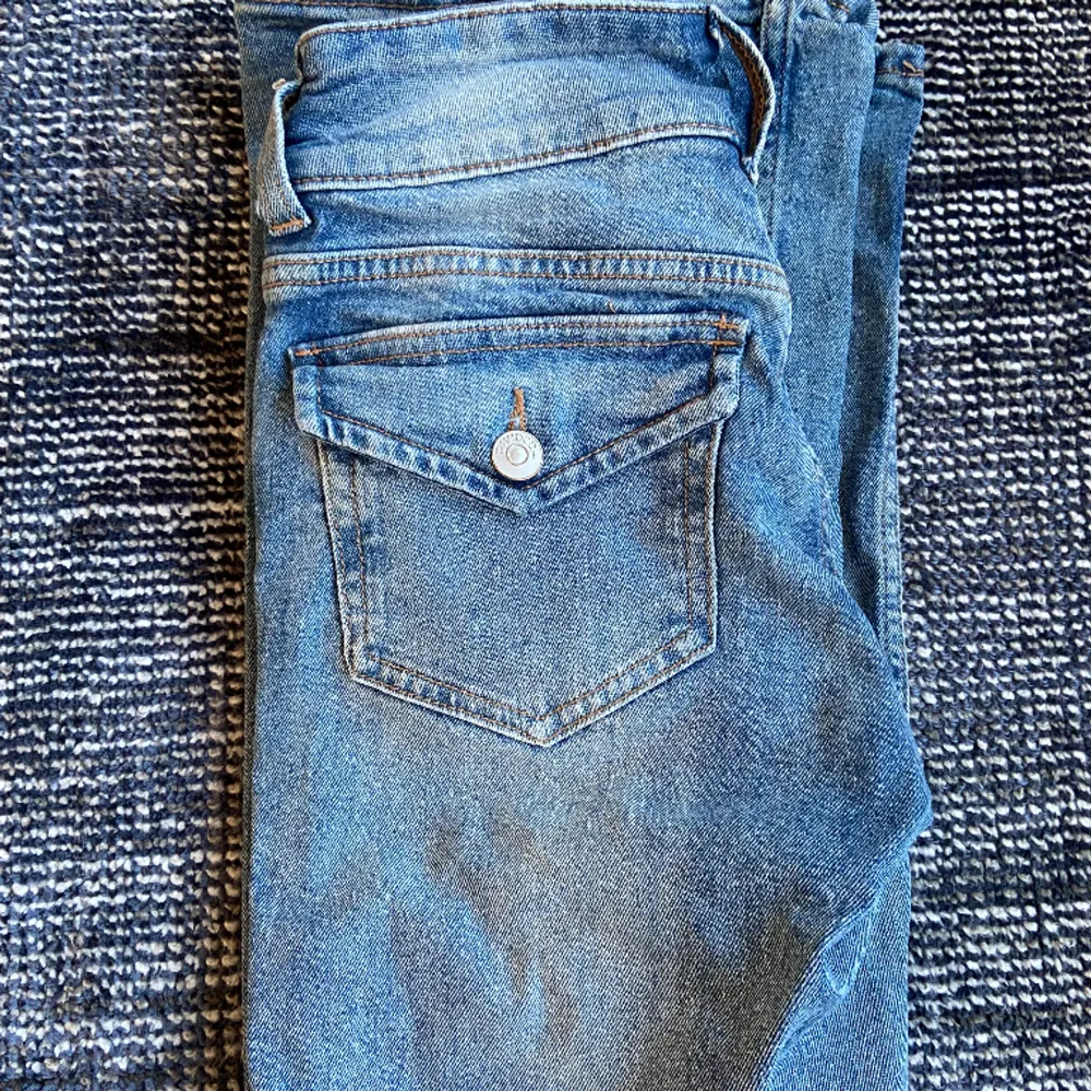 Säljer dessa snygga lågmidjade jeansen ifrån HM med supercoola fickor! de har inga defekter💓 Skriv privat om du har några frågor💕. Jeans & Byxor.