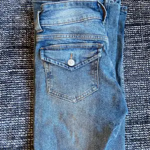 Säljer dessa snygga lågmidjade jeansen ifrån HM med supercoola fickor! de har inga defekter💓 Skriv privat om du har några frågor💕