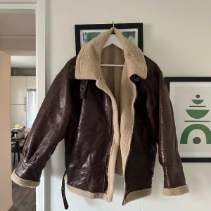 Oversize bikerjacka i läderimitation  - Skitsnygg jacka i läderimitation från prettylittlething! I nyskick då den endast är använd en gång🥰