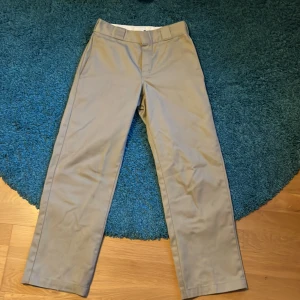 Dickies chinos  - Säljer Dickies chinos då de blivit för små. Skick skulle jag säga är 8/10. Nypris är 850 mitt pris är 300 men kan gå ned lite vid snabb affär.