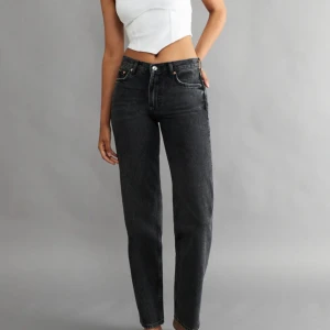 Low Jeans - Säljer dessa low straight jeans från gina tricot i storlek 36 då dem var för små på mig. Lånade bilder då dem ej passade❤️ Skriv om ni har någon fråga! Nypris 500kr, Mitt pris 200kr.