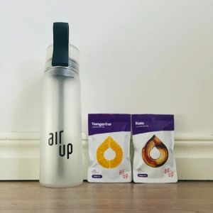 Air Up vattenflaska  - En nästa hel oanvänd Air Up! Det medföljer 2 olika poddar med kola och clementin doft. Ny pris 600kr säljer för 400kr. Priset kan sänkas.