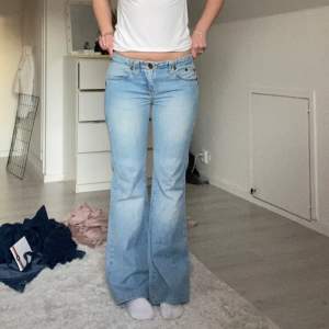 Supersnygga lågmidjade jeans innerbenslängd 78 cm och midjemått rakt över 37 cm🫶🏼