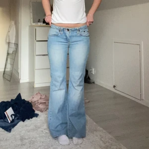 Lågmidjade ljusa jeans - Supersnygga lågmidjade jeans innerbenslängd 78 cm och midjemått rakt över 37 cm🫶🏼