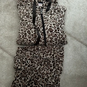 Leopard velour sett - Super mysig dress, använt Max 10 gånger. Kvalitet är som nytt men fattas snöre för byxan Byxan är i storlek M Tröjan är i storlek S