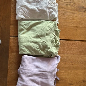 Hoddies - Vit och lila hoddie, storlek S, 25kr var Grön hoddie, Strolek L, 25 kr