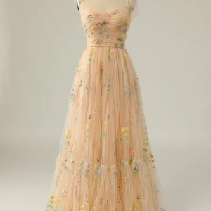 Bal klänning - Suuuper fin lång bal klänning med broderi blommor och smått o gott även band som man knyter över axeln, använd en gång, missfärgad längst ner då den är lång på mig (är 170) därav de billiga priset! nypris (1700kr) skriv för fler bilder