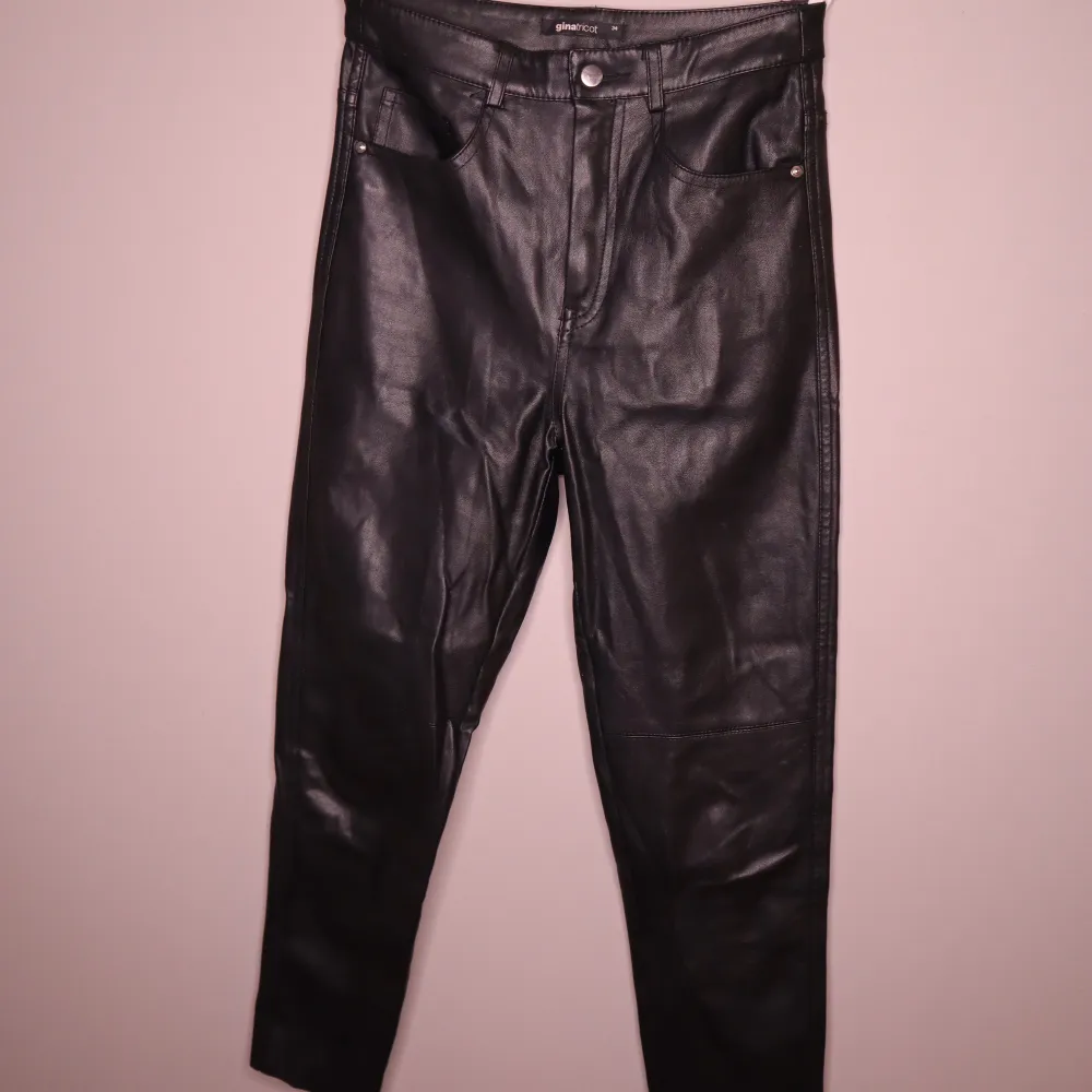 Svarta Skinnbyxor från Gina Tricot i strl 34. Jeans & Byxor.