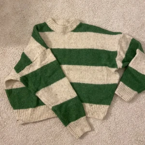 Stickad tröja - Säljer denna superfina tröja från Pullandbear. Endast använd 4 gånger Storlek S