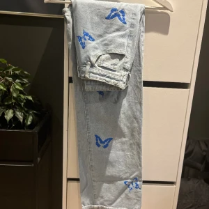 Jeans med tryck - Säljer mina jättefina jeans med fjärilar, använda 1-2 gånger med inga defekter alls! Står att det är storlek XS men passar även S🫶🏻