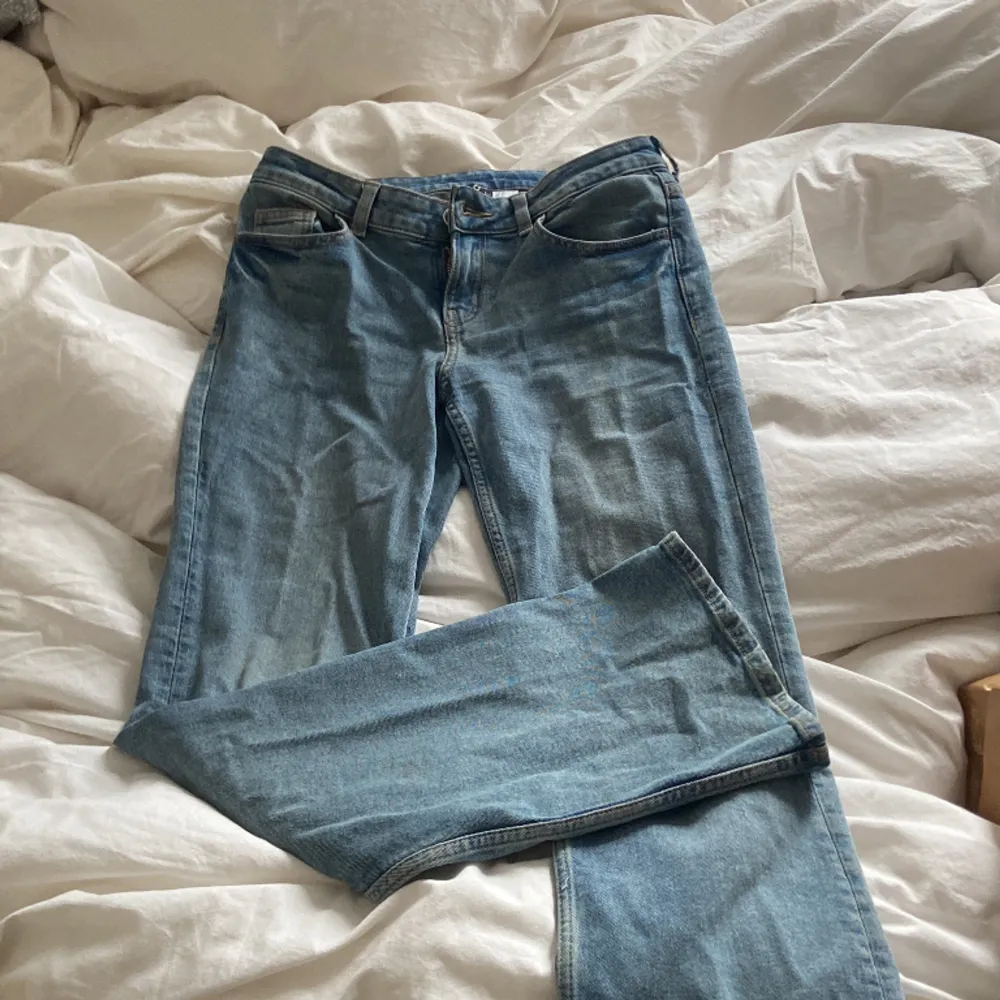  ljusblåa lowwaist jeans, slutsålda. De är i strl 34 men passar xs/s. Jeans & Byxor.