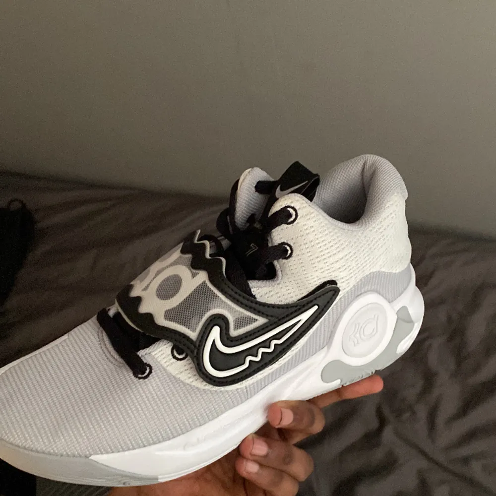  KD Trey 5X är speciell designade för basket. Skorna är 10/10 i skick, är helt nya. De har egenskaper som ger extra stöd, grepp och respons för att hjälpa dig prestera på topp på basketplanen.  Som nytt kostade dom 1199, jag säljer dem för 799 kr. . Skor.