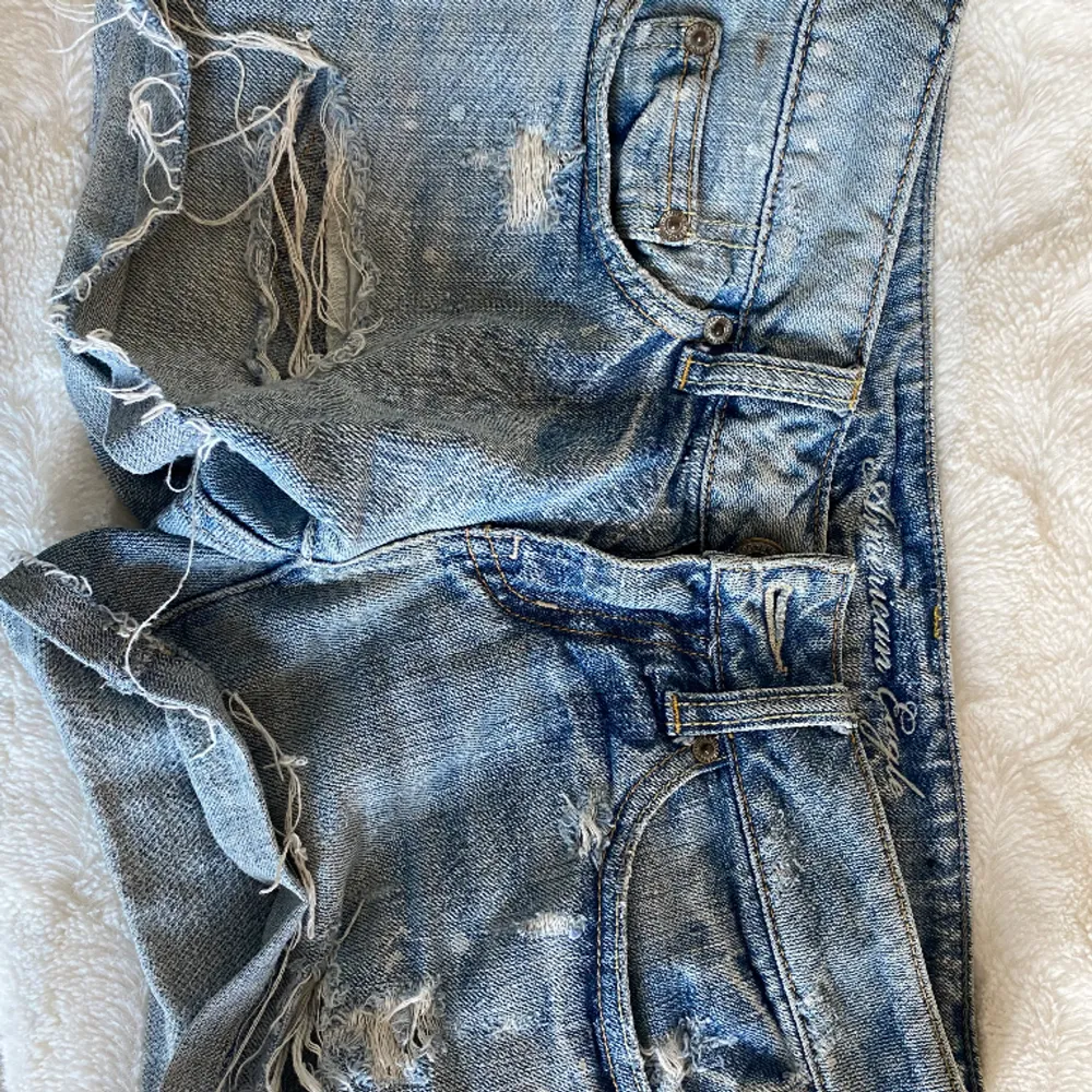 Säljer dessa jätte fina lågmidjade jeansshorts då dom inte passar längre!! American Eagles är märket. Det står ingen storlek men skulle gissa på S. 🥰❤️‍🔥👌. Shorts.