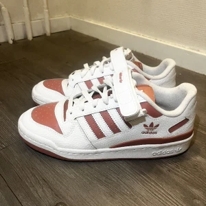 Adidas Forum low - Adidas forumlow i nyskick, använda en gång i våras och säljer pågrund av fel storlek. Hör av er vid mer frågor 😊