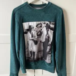 Säljer denna tröja från Limitato pga att den inte längre används. Tröjan är i fint skick. Köpt för ca 3000 kr. Storlek Small och färgen är grön.  Köparen står för frakten.