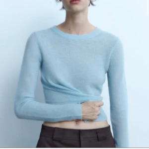 Stickad tröja med ull och alpackaull zara - Säljer denna jättefina ljusblå stickade tröjan från zara, säljer då de inte riktigt kommit till användning. Storlekarna är väldigt små i denhär, så tröjan är strlk L och är i min strlk som alltid har xs-s och sitter tajt på mig. Orginal pris är 379.