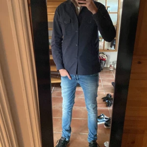 John Henric overshirt  - Säljer denna mörkblå John Henric overshirt, bra skick, storlek medium. Nypris runt 1100 - mitt pris 499. Hör av dig vid minst fråga?
