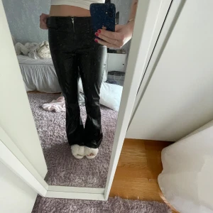 Skinnbyxor  - Slutsålda trendiga skinnbyxor från new yorker. Storlek S! Långa på mig som är 168❤️