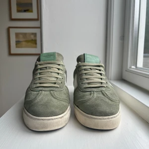 Valentino flycrew - Tja! Säljer ett par riktigt schyssta valentino flycrew skor i storlek 37, perfekta vårskor om du frågar mig, skick 8/10, för fler frågor eller funderingar är det bara att höra av sig mvh Jonte ✨