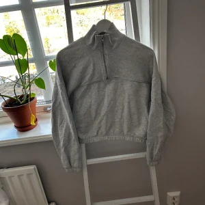Croppad half-zip - Croppad halfzip från Weekday, använt skick
