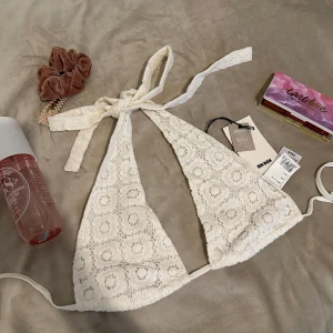 Helt ny toppen  - Helt ny topp från bikbok med etikett på. Sizen för toppen är S. Köpt under sommaren från Bikbok för 199 Kr och säljer den för 59 kr. 