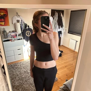 One shoulder tröja - Säljer denna topp eftersom den inte kommer till användning längre. Köpt på plick för ett tag sedan, så säljer billigt.