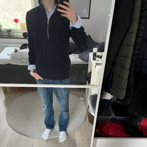 Stickad halfzip - Tja säljer min supersnygga stickade halfzip som är nästan helt ny använd Max 3 gånger. Skick 10/10. Hör av dig om du har frågor