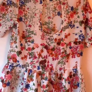 Blommig blus - Blommig blus med öppning i  rygg från ONLY strl S