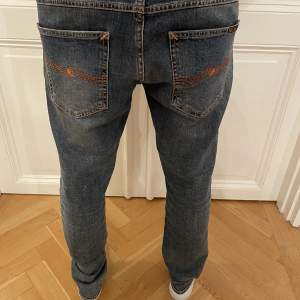 Sjukt snygga jeans från märket nudie, perfekta nu till våren! Skick: 9/10 Nypris: 1600kr