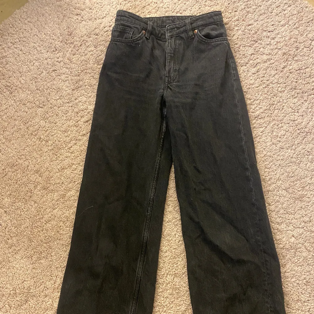 2 par snygga monkijeans 100kr var i storlek 160/164, knappt använda. De första byxorna är svarta, de andra mörkblå.. Jeans & Byxor.