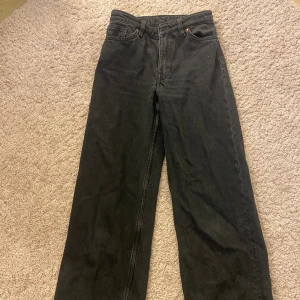 Monky jeans - 2 par snygga monkijeans 100kr var i storlek 160/164, knappt använda. De första byxorna är svarta, de andra mörkblå.