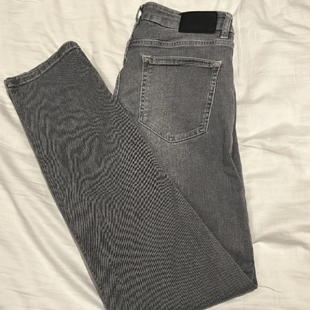 Rikrigt snygga slim gråa jeans köpta i Italien. Storlek 30/30 . Jeans & Byxor.