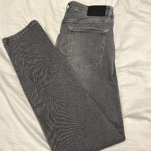 Rikrigt snygga slim gråa jeans köpta i Italien. Storlek 30/30 